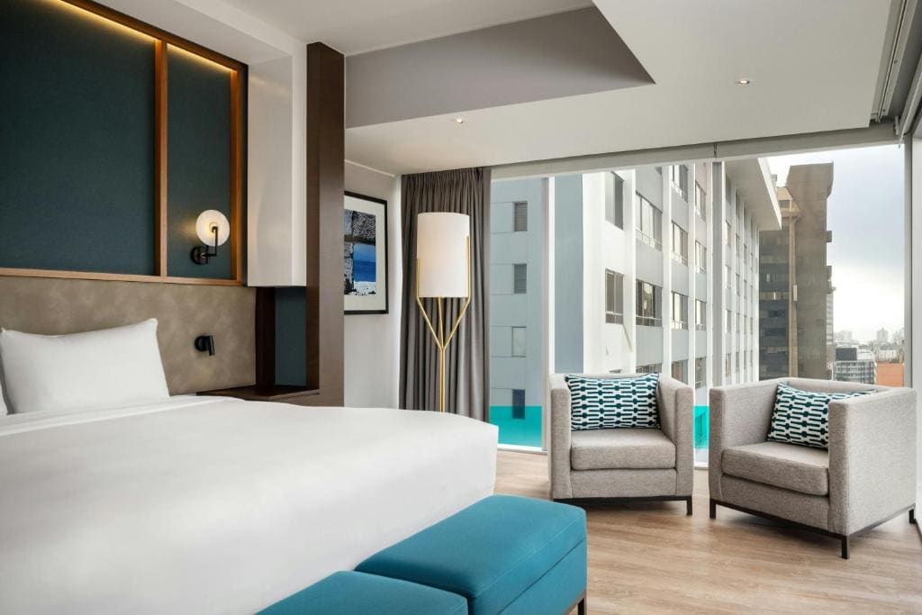 One-Bedroom Panoramic King Suite with City View room - Image 1