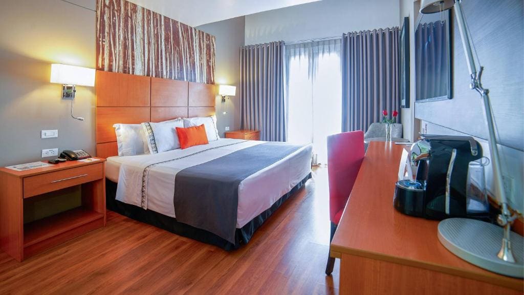 Superior King Room with Balcony room - Image 2
