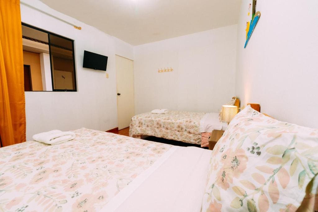 Twin Room with Shared Bathroom room - Image 2
