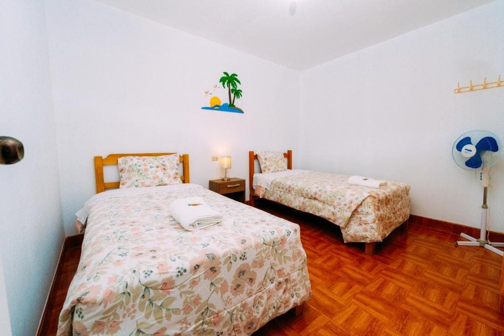 Twin Room with Shared Bathroom room - Image 3