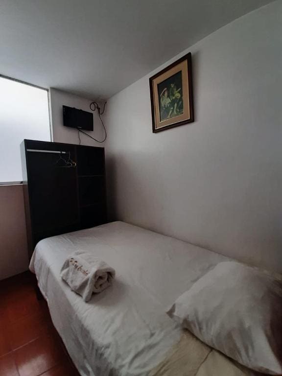 Single Room with Private Bathroom room - Image 3