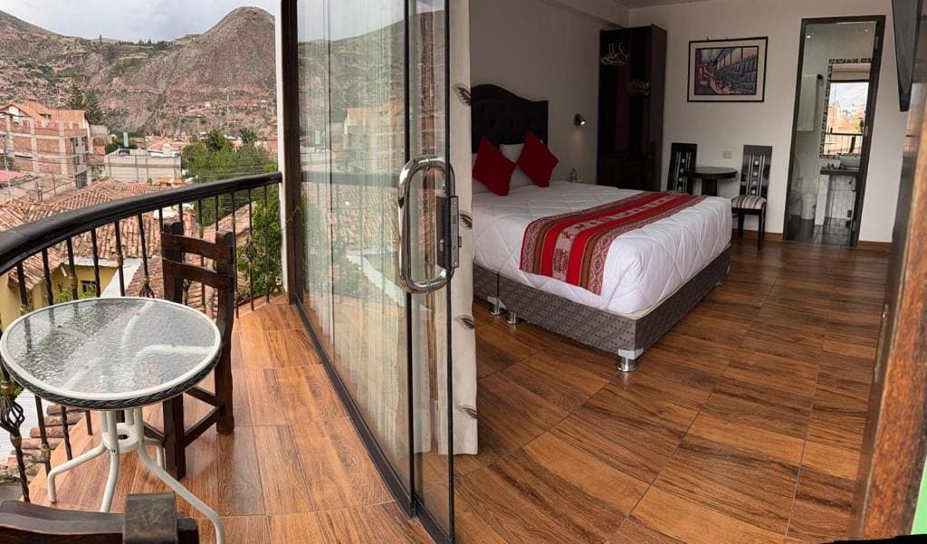 Queen Room with Balcony room - Image 1