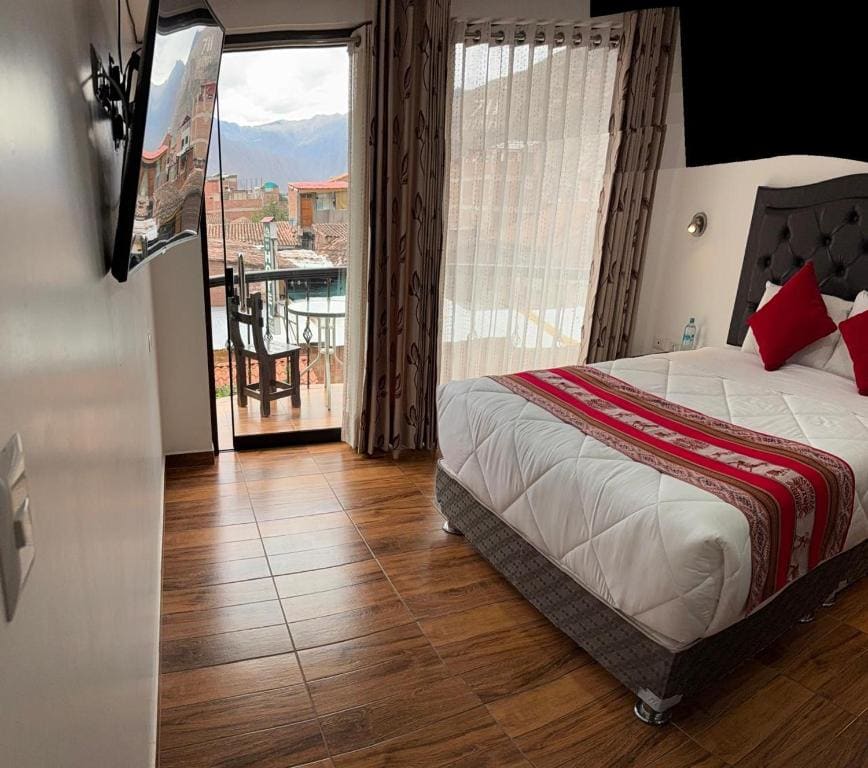 Queen Room with Balcony room - Image 2