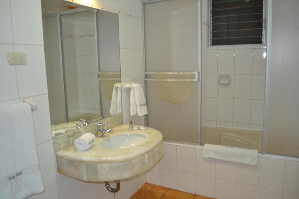 Standard Twin Room room - Image 1