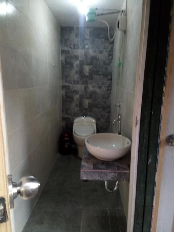 Standard Twin Room with Shared Bathroom room - Image 1
