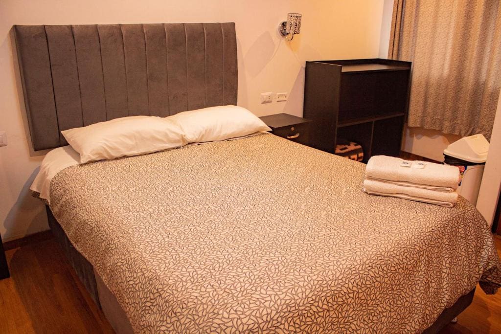 Double Room with Shared Bathroom room - Image 2