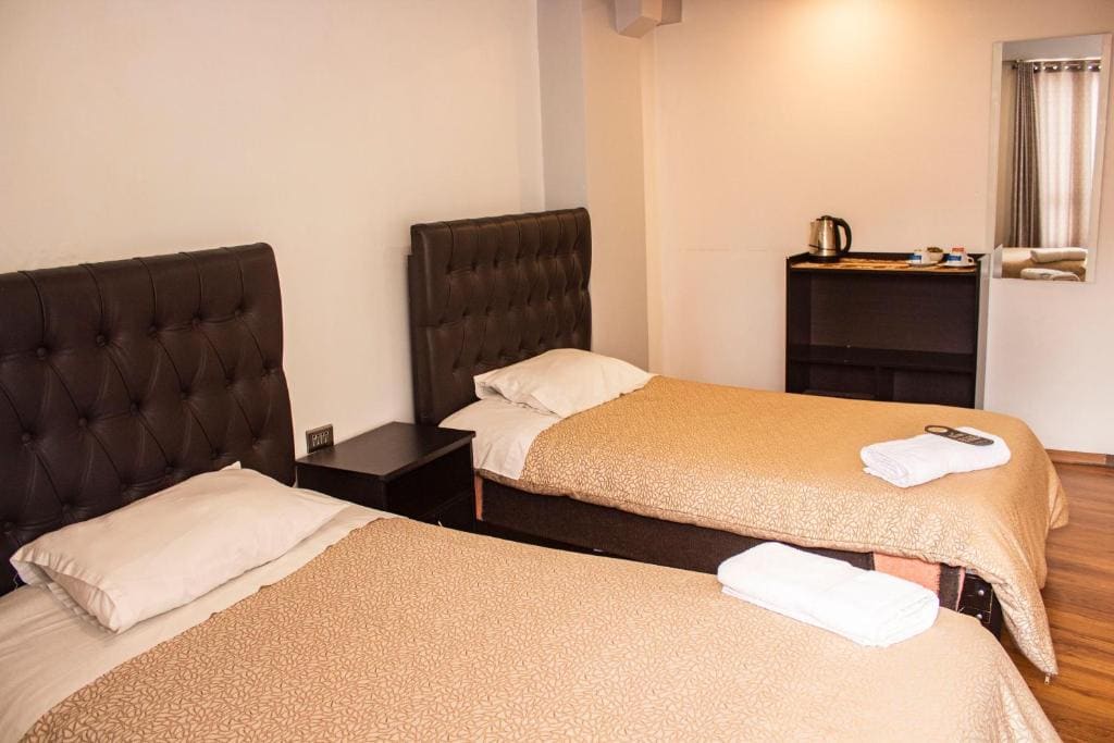 Twin Room with Private Bathroom room - Image 2