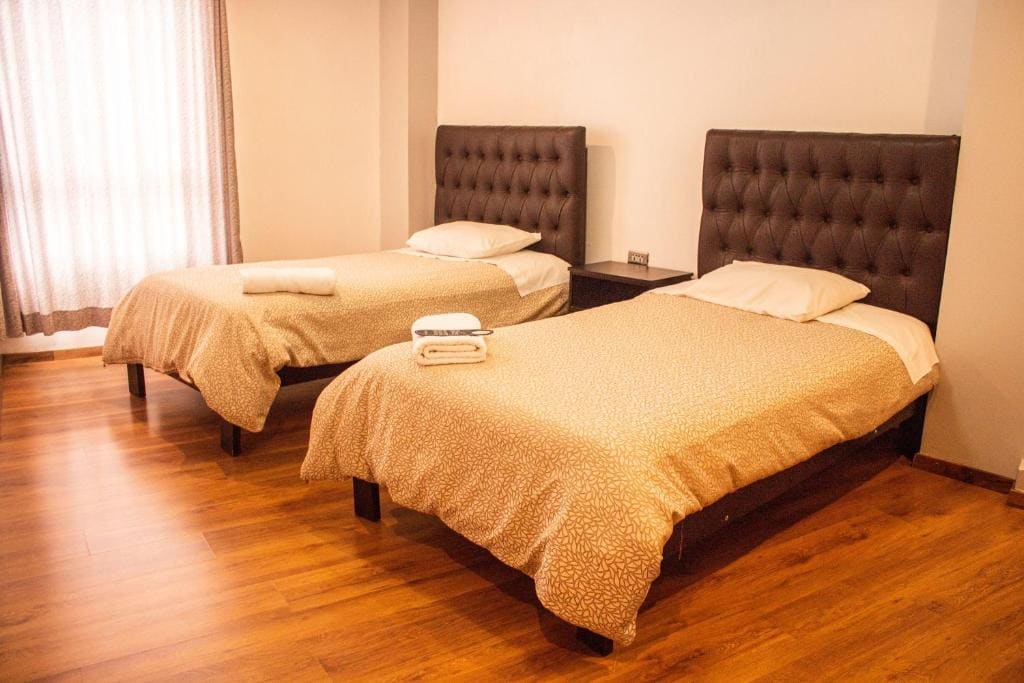 Twin Room with Shared Bathroom room - Image 3