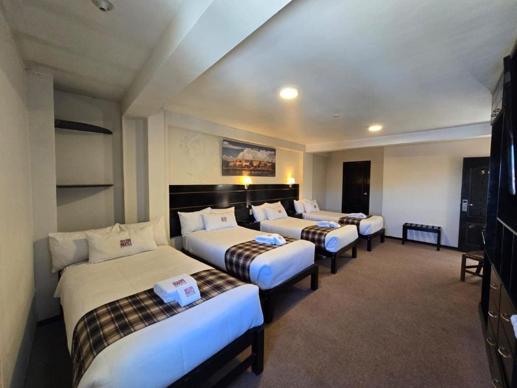 Standard Quadruple Room room - Image 3