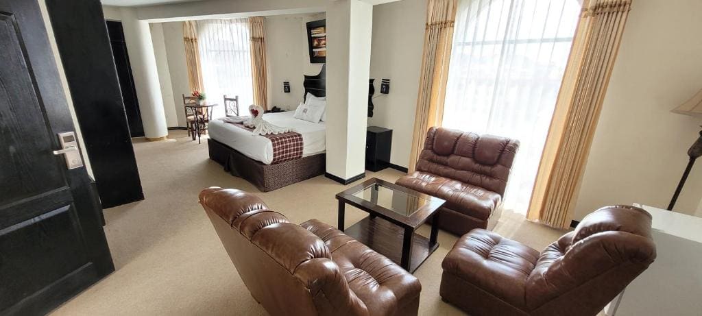 Deluxe Suite with Spa Bath room - Image 3