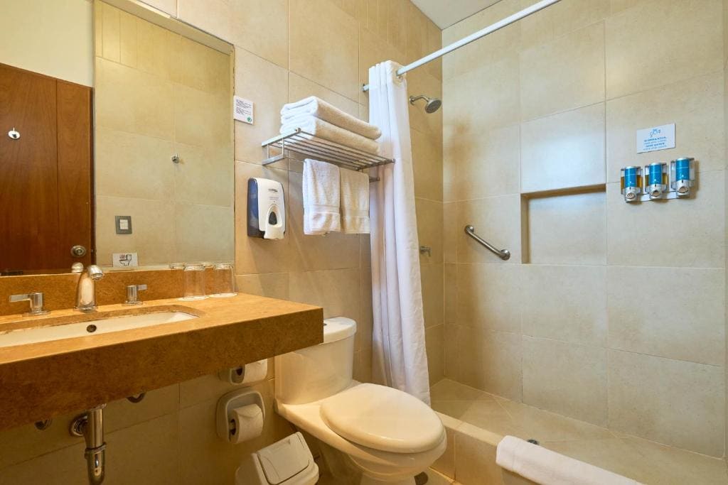 Double Room with Pool View room - Image 2