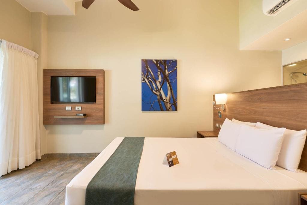 Queen Room with Balcony room - Image 3