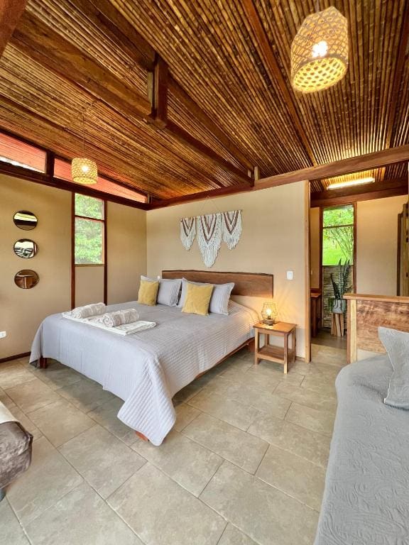 Deluxe Quadruple Room room - Image 1
