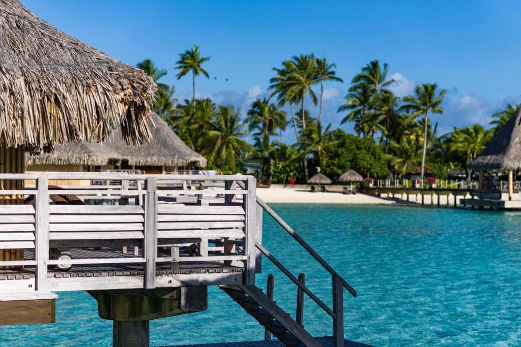1 King Bed Overwater Bungalow Beach View room - Image 3