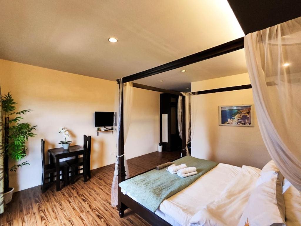 Deluxe King Room room - Image 2