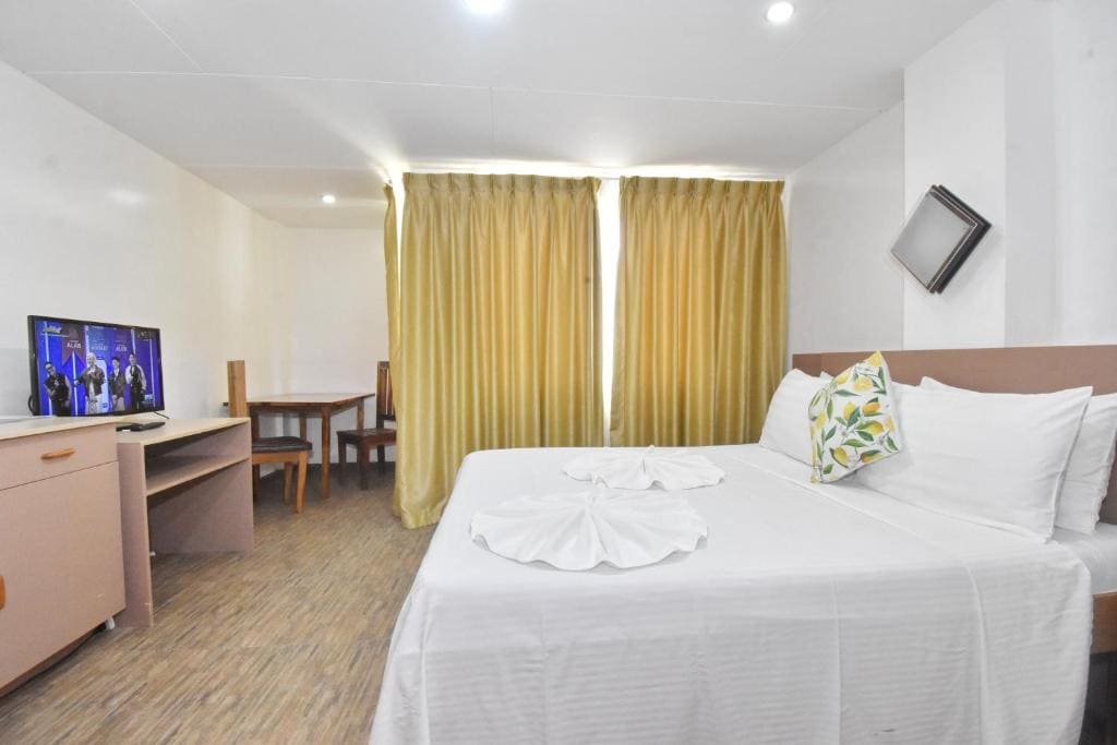 Superior Triple Room room - Image 1