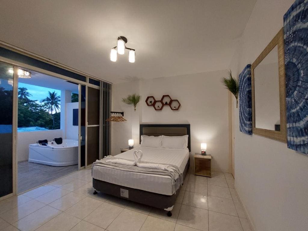Suite with Hot Tub room - Image 3