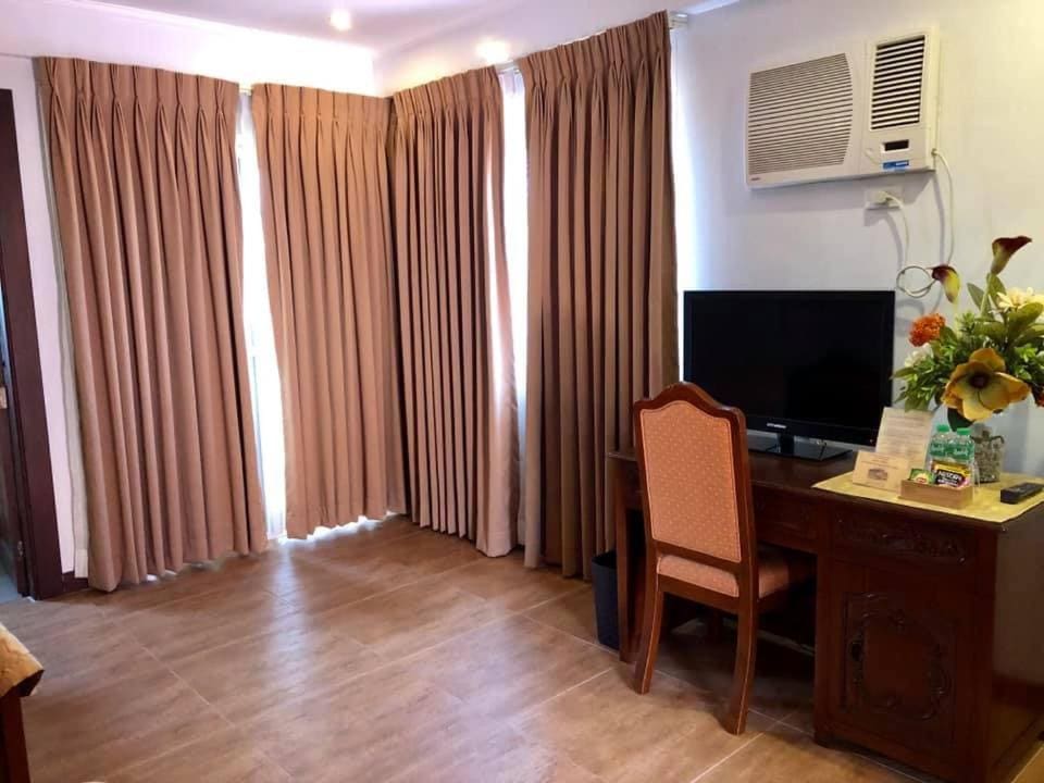 Deluxe Family Room room - Image 3