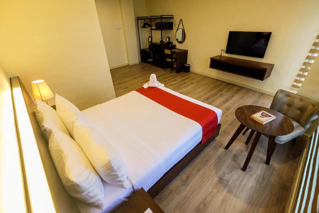 Deluxe Queen Room room - Image 2