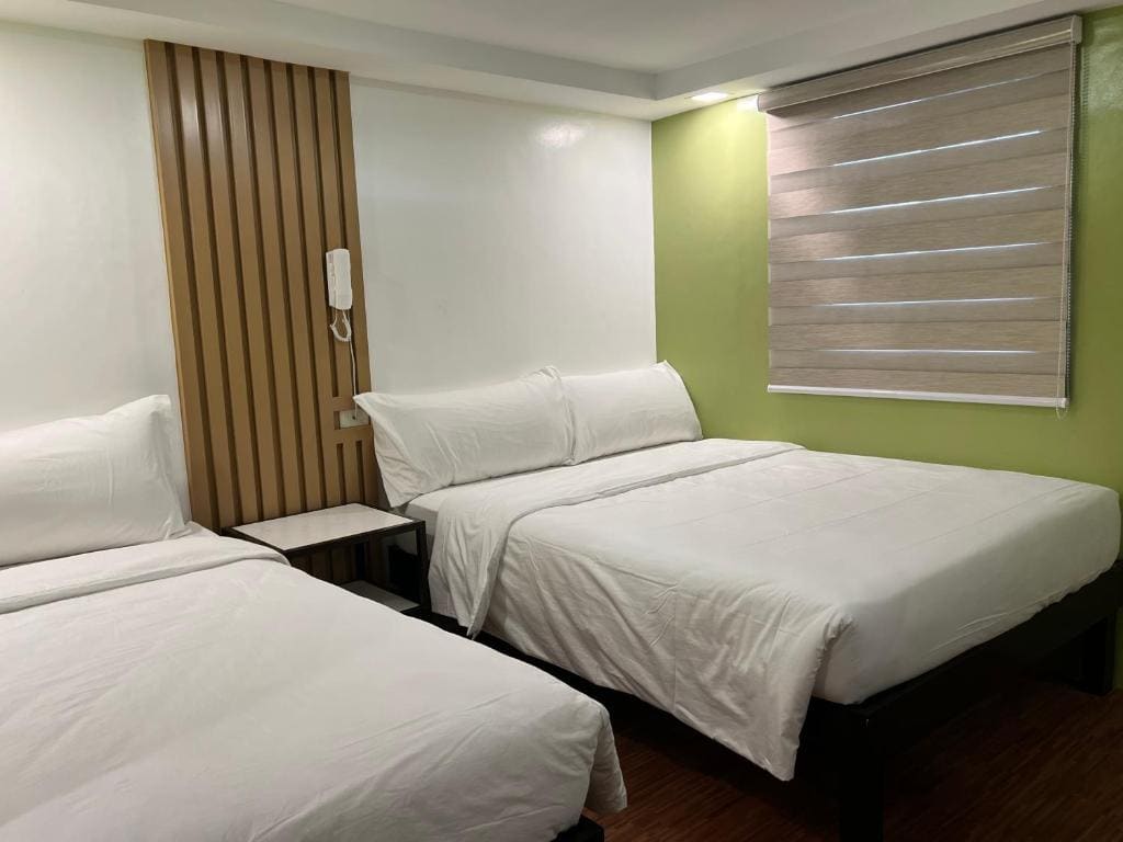 Deluxe Queen Suite room - Image 2