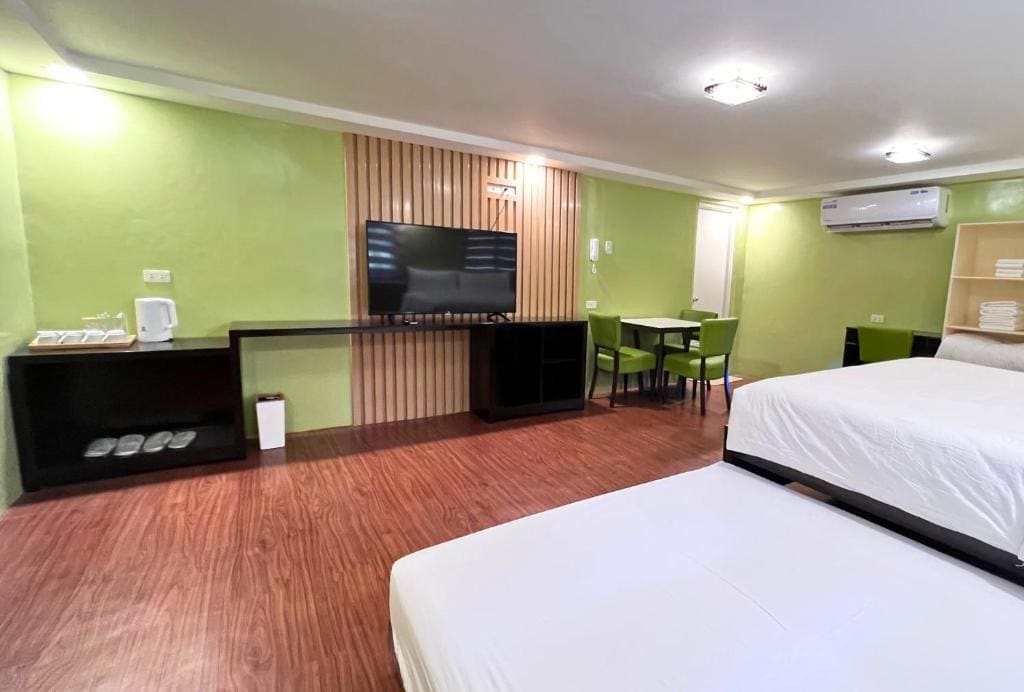 Family Room room - Image 3