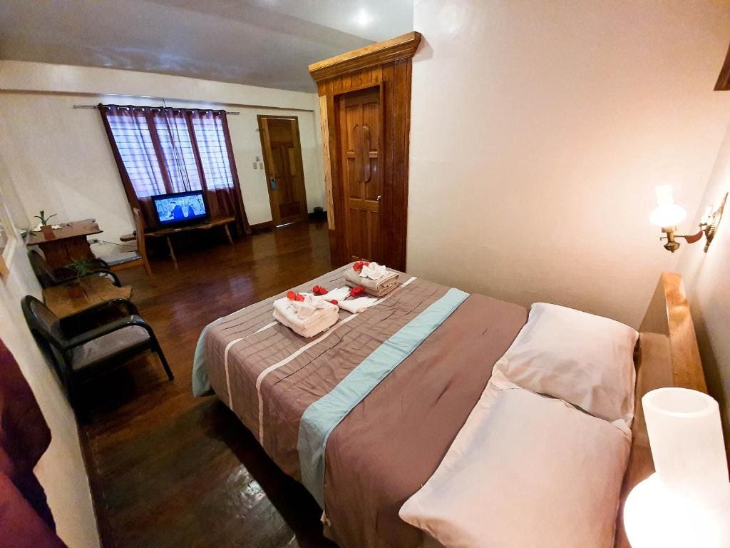 Queen Room with Balcony room - Image 3
