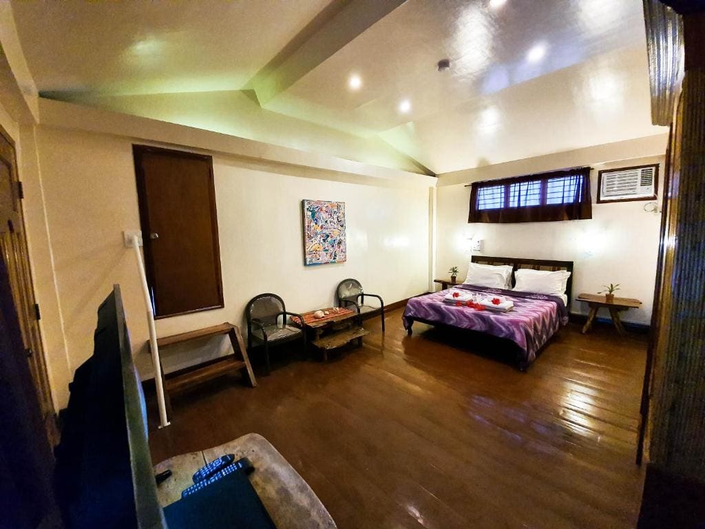 Queen Room with Balcony room - Image 2