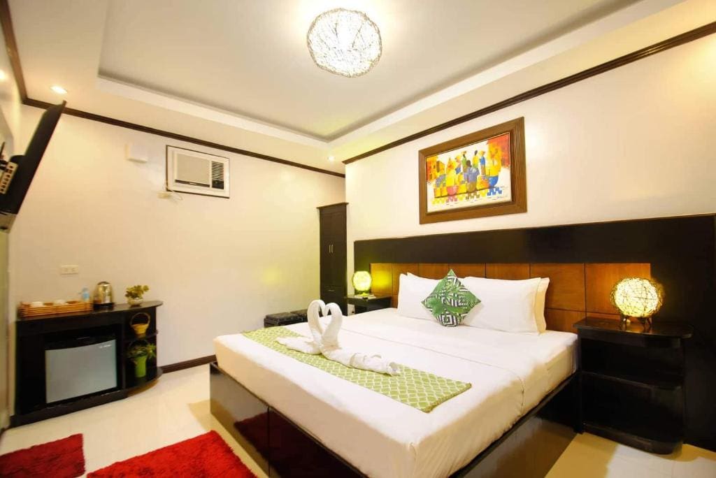 Deluxe Queen Room room - Image 3