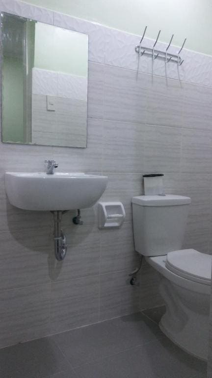 Single Room with Bathroom room - Image 3