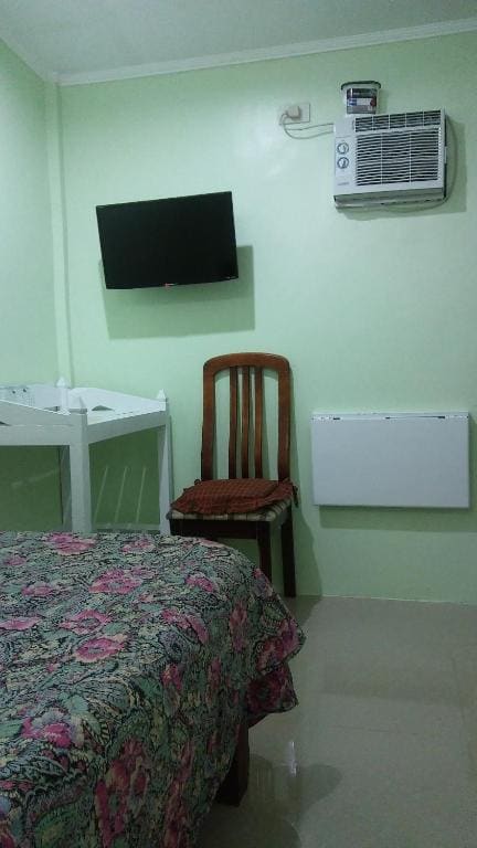 Single Room with Bathroom room - Image 2