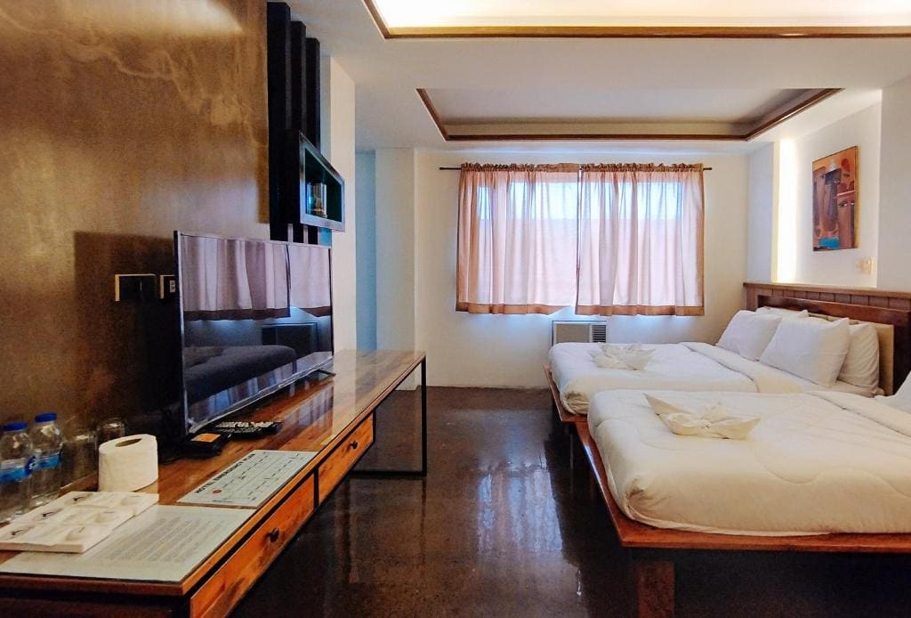 Family Room room - Image 2
