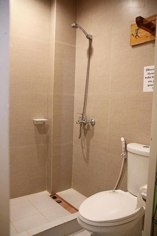 10-Bed Mixed Dormitory Room room - Image 3