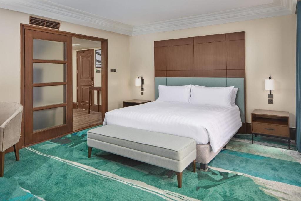 One-Bedroom Suite Lounge Access room - Image 1