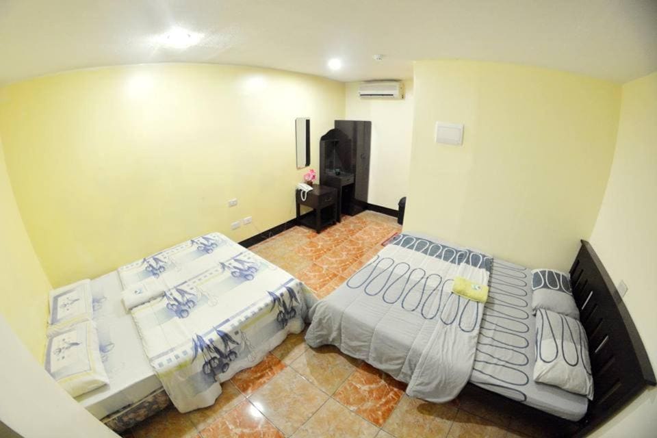 Deluxe Family Room room - Image 1