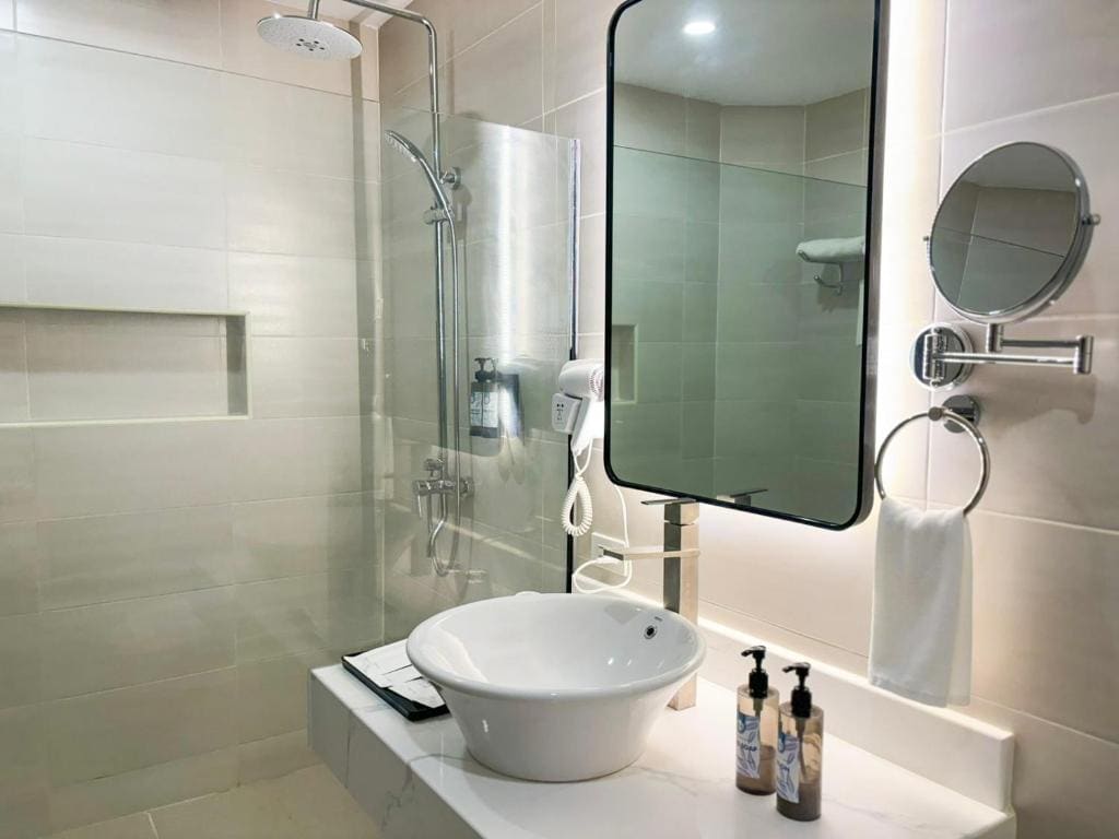 Deluxe Double or Twin Room with Pool Access room - Image 3