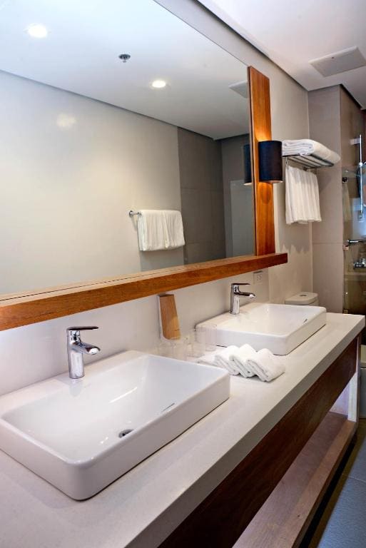 1 Queen Bed and 2 Single Beds, Family Room room - Image 1
