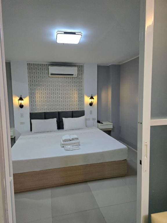 Deluxe Double Room with Balcony room - Image 2