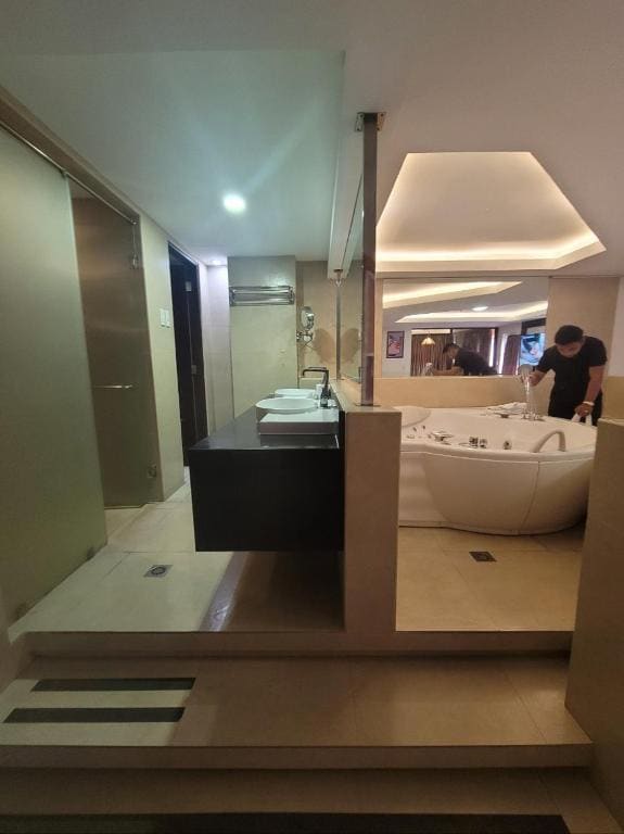 King Suite with Spa Bath room - Image 2