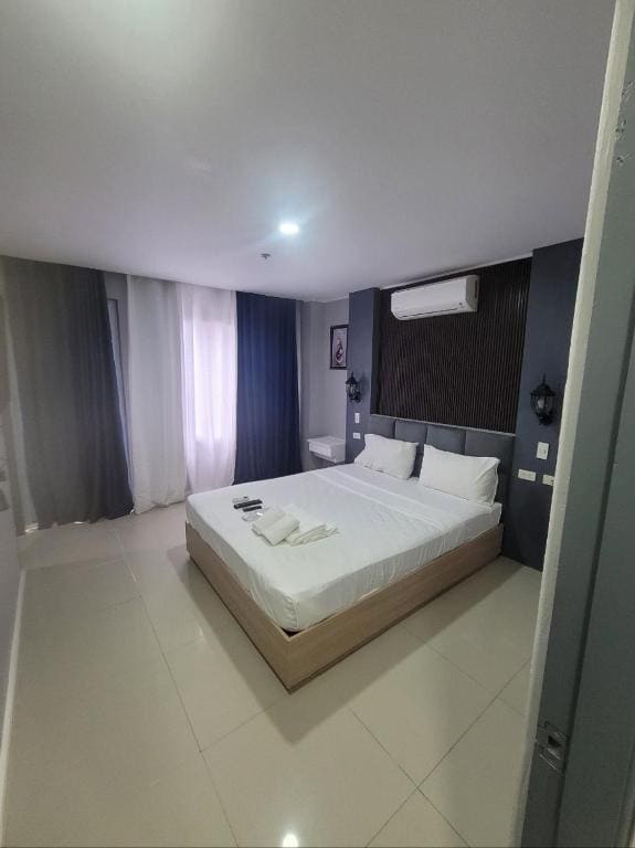 King Suite with Spa Bath room - Image 1