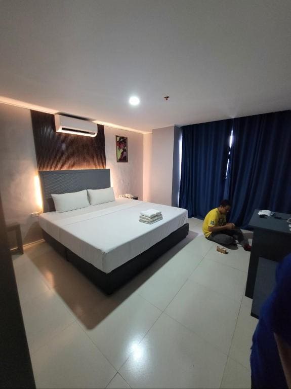 Family Room with Balcony room - Image 2