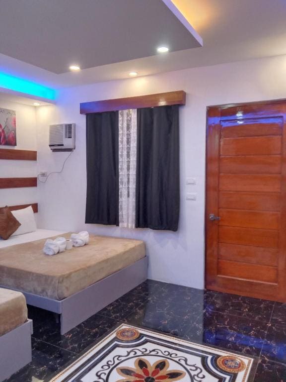 Deluxe Family Room room - Image 2