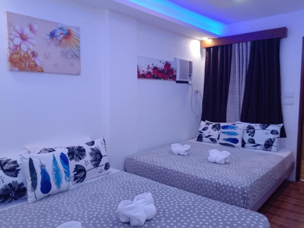 Deluxe Quadruple Room room - Image 1