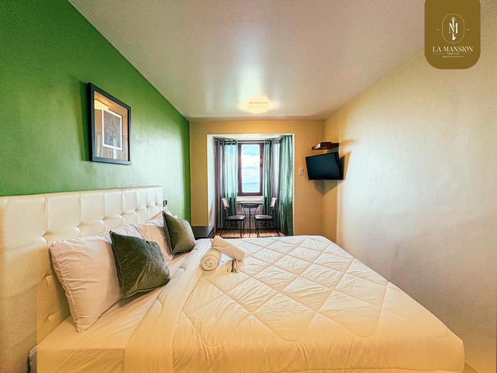 Deluxe Queen Room room - Image 1