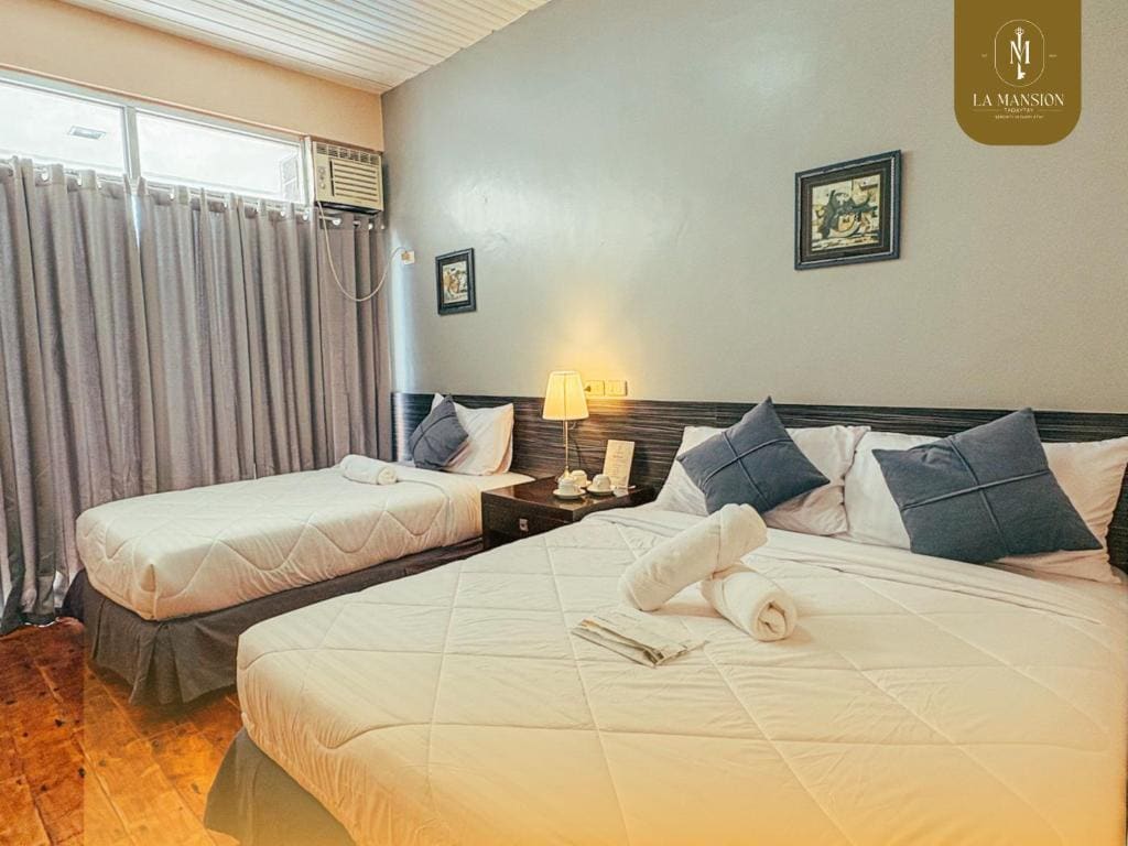 Deluxe Queen Room room - Image 3