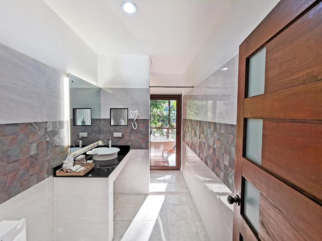 King Room with Spa Bath room - Image 3