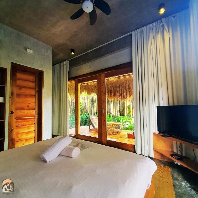 Queen Room with Balcony room - Image 2