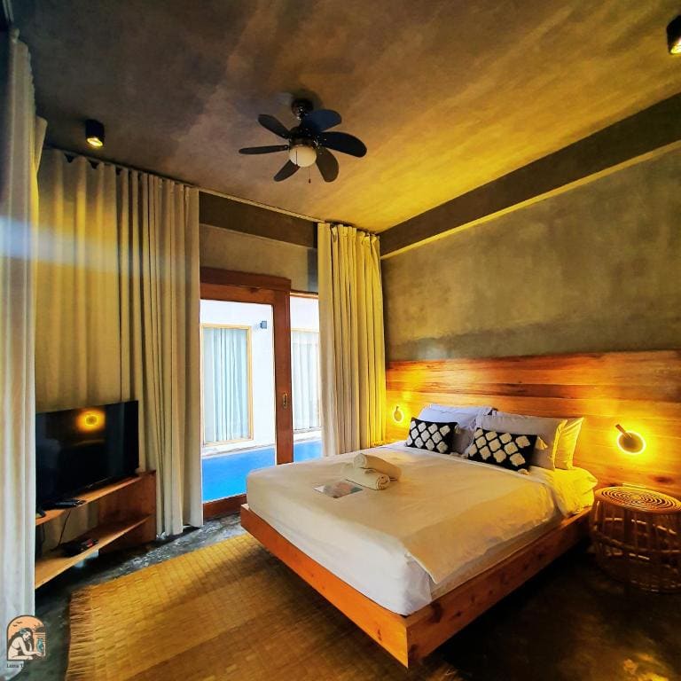 Queen Room with Balcony room - Image 1