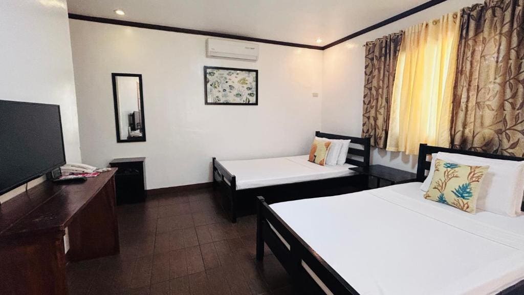 Deluxe Quadruple Room room - Image 2