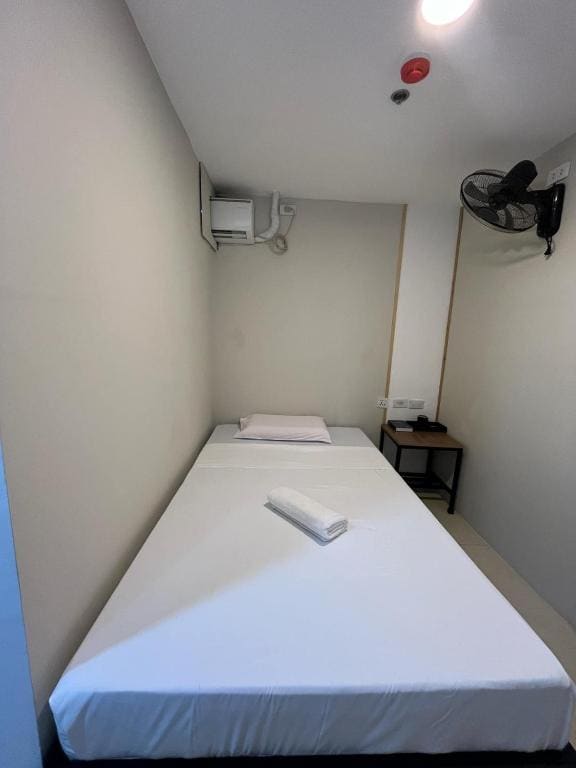 Single Bed in Dormitory Room room - Image 2