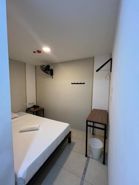 Single Bed in Dormitory Room room - Image 1